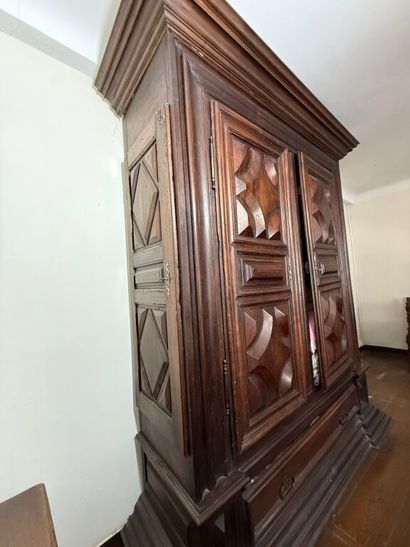 Importante armoire en bois naturel ciré,...