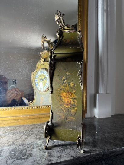 Pendule à poser de forme violonnée en bois...