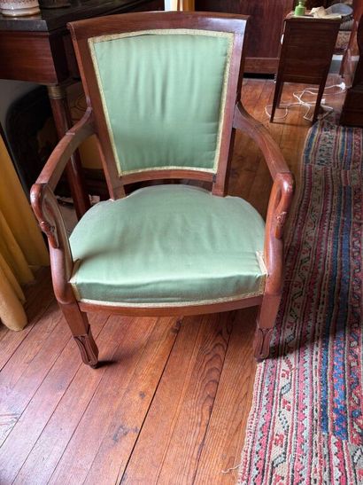 Living room set comprising: 
a suite of four...