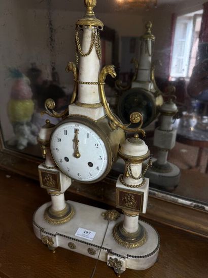 Pendule portique en marbre blanc. Le mouvement...