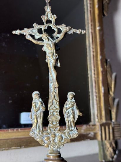 Christ en croix entouré de la Vierge et Saint...