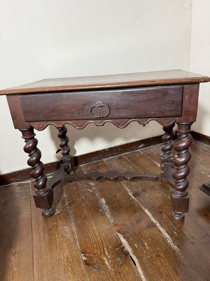 Petit bureau en bois naturel ouvrant par...