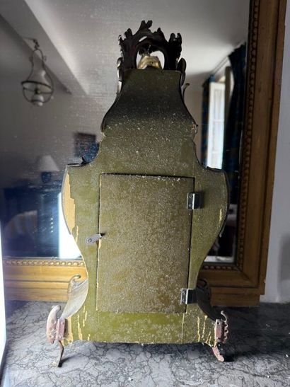 Pendule à poser de forme violonnée en bois...