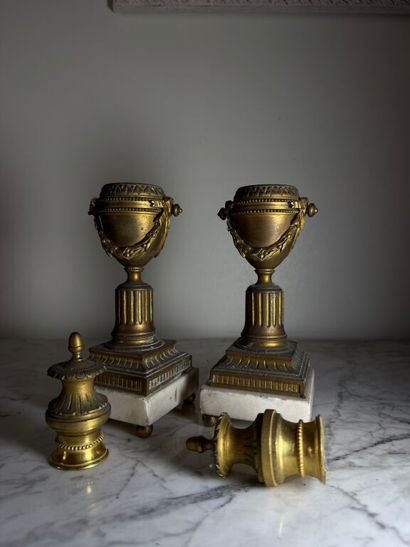 Paire de petites de cassolettes formant bougeoirs...