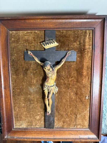 Crucifix en bois sculpté polychrome plaqué...