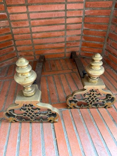 Paire de chenets de cheminée en laiton dans...