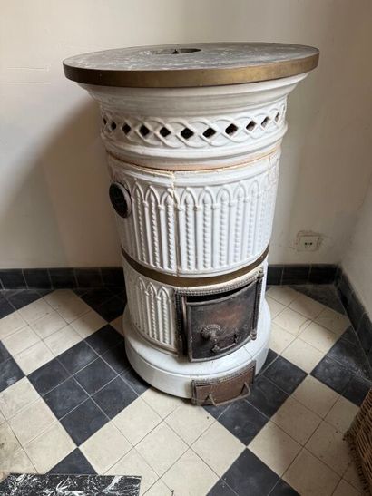 Poêle circulaire en faïence à décor néogothique....