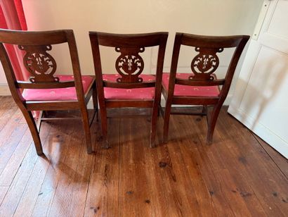 Suite de trois chaises en noyer et placage...