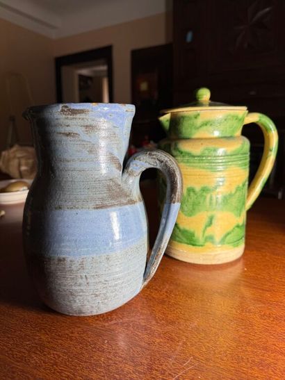 Lot including: 
- Pressed molded glass vase...