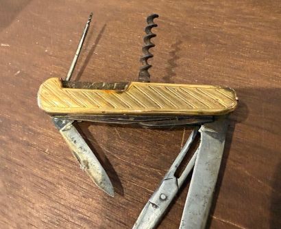 * Petit couteau pliant multi pièces. Les...
