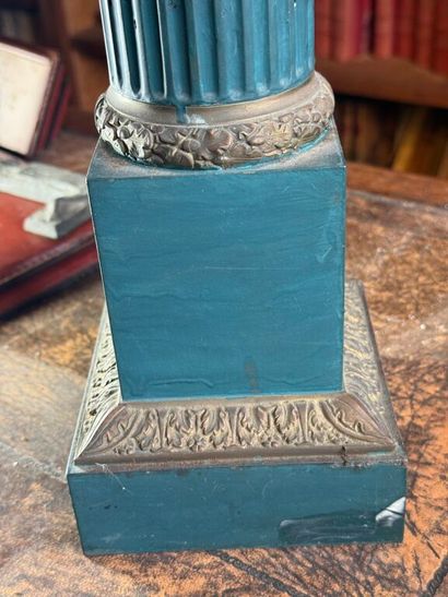 Lampe en tôle relaquée bleu et bronze. 
Travail...