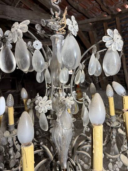 Important lustre à douze bras de lumière...