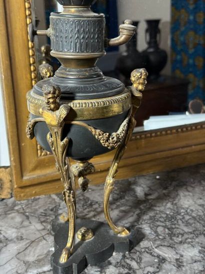 Petite lampe à pétrole en métal laqué noir...