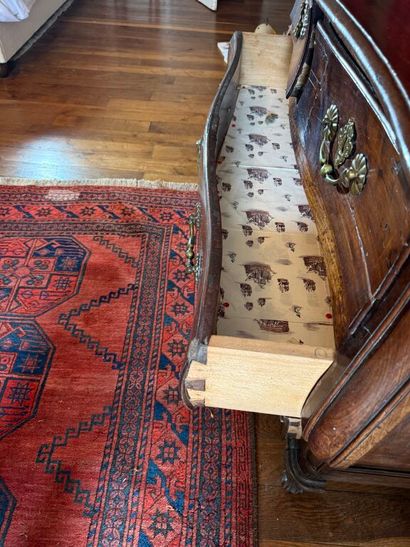 Grave chest in walnut and walnut veneer opening...
