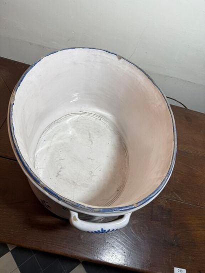 Importante bassine en faïence à décor en...