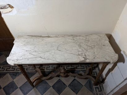 Large console en bois doré à décor sculpté...