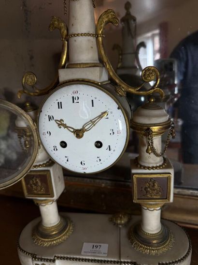 Pendule portique en marbre blanc. Le mouvement...