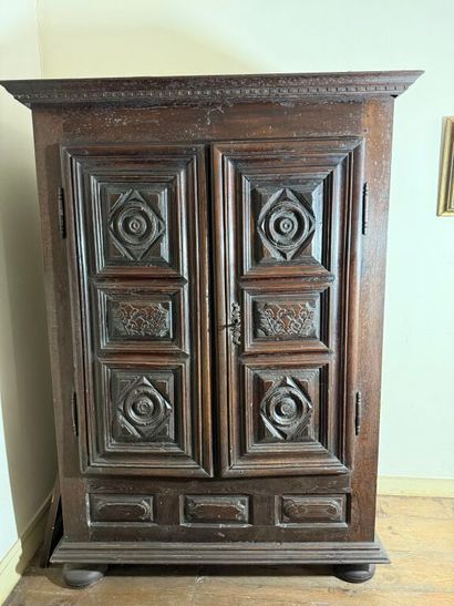 Petite armoire régionale en bois naturel...