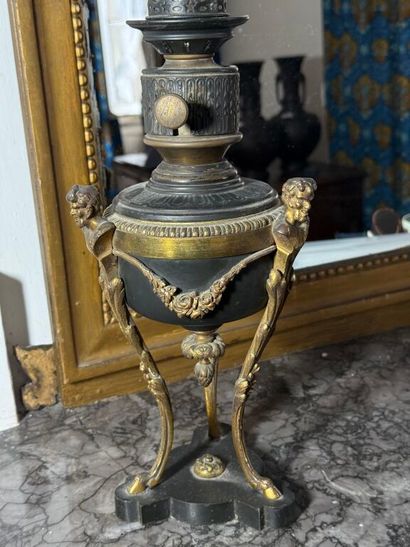 Petite lampe à pétrole en métal laqué noir...