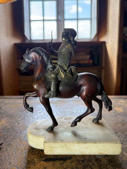 Musicien à cheval. 
Sculpture en bronze sur...