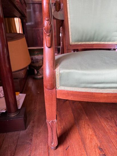 Living room set comprising: 
a suite of four...