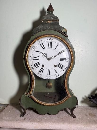 Green lacquered wood table clock, white enameled...
