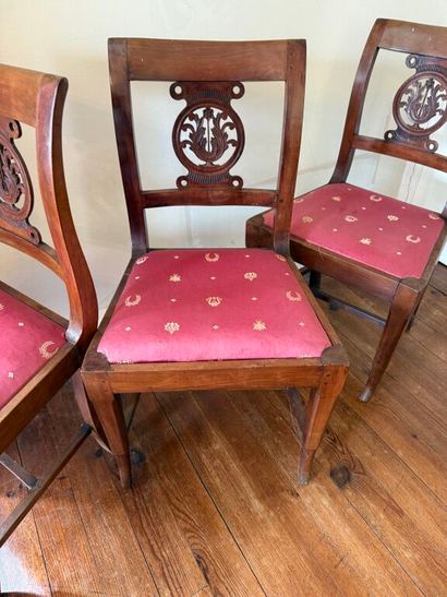 Suite de trois chaises en noyer et placage...