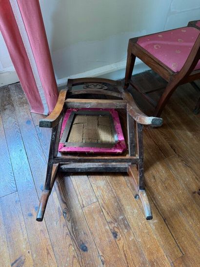 Suite de trois chaises en noyer et placage...
