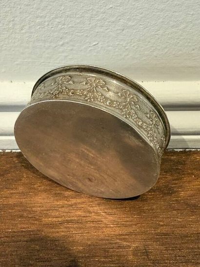 * Boîte à pilule de style Louis XVI en argent...