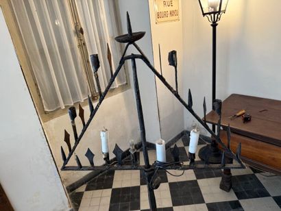 Lampadaire pique-cierge en fer forgé de forme...