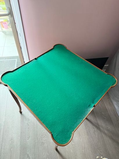 * Table à jeux en bois de plaquage à décor...