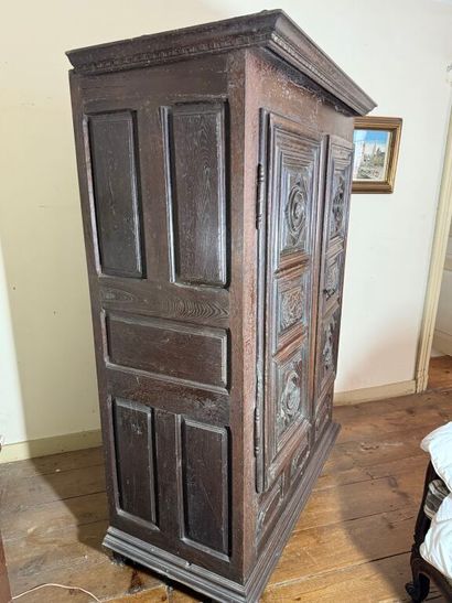 Petite armoire régionale en bois naturel...