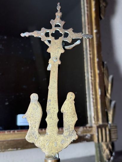 Christ en croix entouré de la Vierge et Saint...