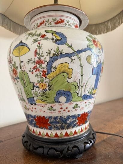 Vase en porcelaine dans le goût de Bayeux,...
