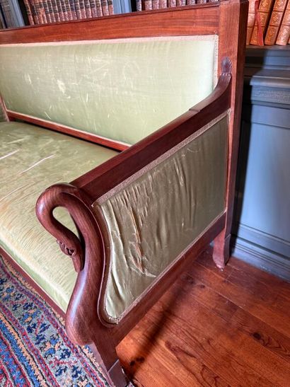 Living room set comprising: 
a suite of four...