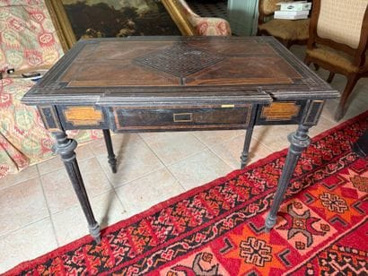 Small middle table in veneered wood with...
