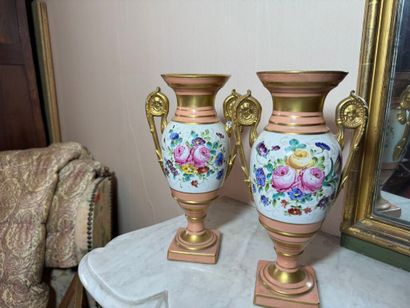 Composite lot comprising: 
- A pair of Paris...