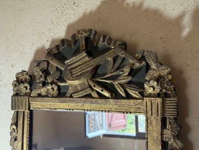 Petit miroir à fronton en bois mouluré relaqué...