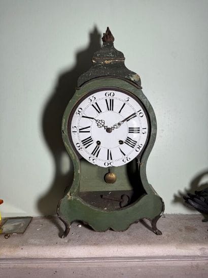 Green lacquered wood table clock, white enameled...