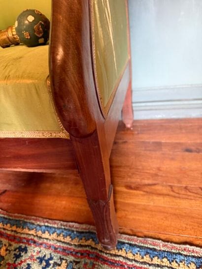 Living room set comprising: 
a suite of four...
