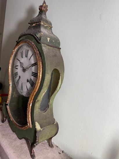 Green lacquered wood table clock, white enameled...