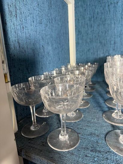 * Service à verres à cristal taillé à décor...