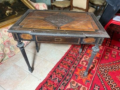 Small middle table in veneered wood with...