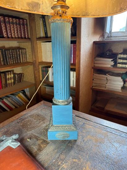 Lampe en tôle relaquée bleu et bronze. 
Travail...