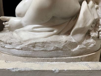 L'Amour songeur. 
Sculpted group in white...