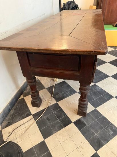 Table rectangulaire régionale en bois naturel...
