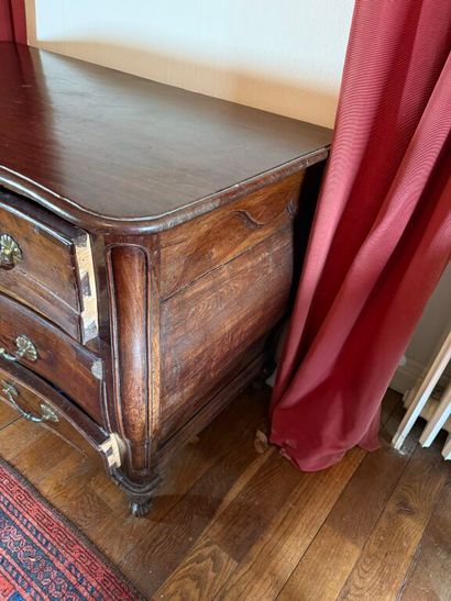 Grave chest in walnut and walnut veneer opening...