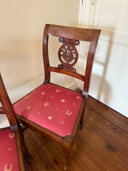 Suite de trois chaises en noyer et placage...