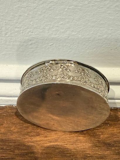 * Boîte à pilule de style Louis XVI en argent...