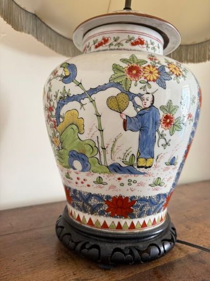 Vase en porcelaine dans le goût de Bayeux,...